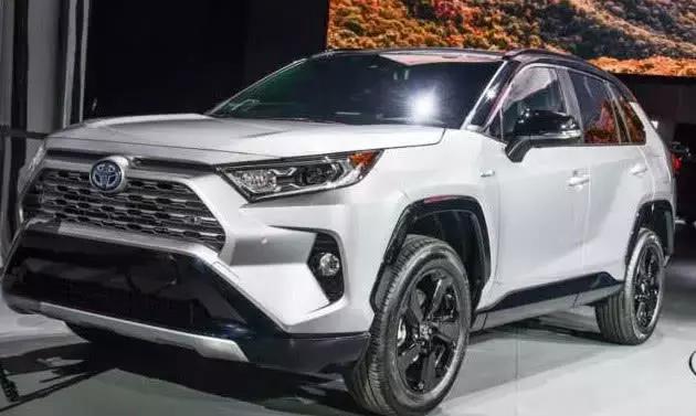 2019款丰田RAV4亮相，比现款帅N倍，内饰逼格很高啊