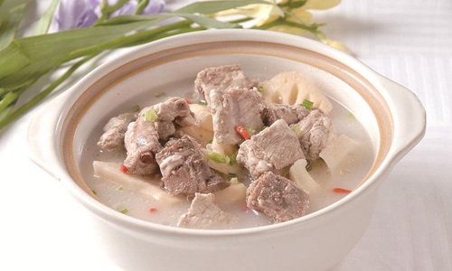 排骨汤怎么炖最好喝，莲藕排骨汤的家常做法
