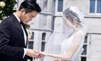 唐艺昕产后出院，张若昀现身医院门口发红包