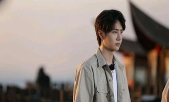 王一博拜师杨丽萍学跳孔雀舞 舞蹈功底扎实获得赞许！